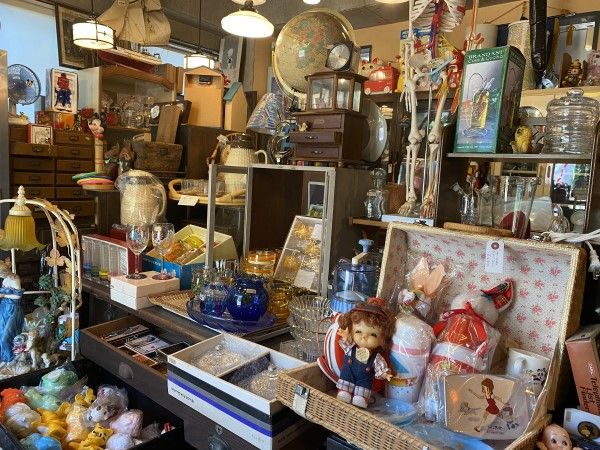 アンティーク家具と喫茶キャバレー