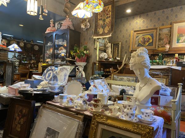 アンティーク家具と喫茶キャバレー