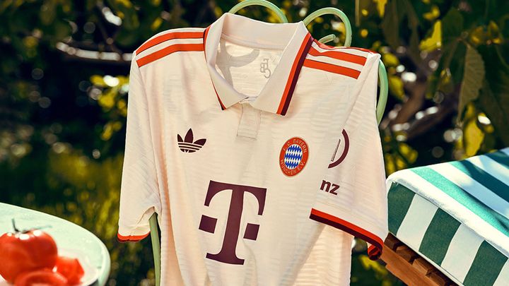 伊藤洋輝のバイエルン、新サードユニフォーム発表！「ミュンヘンだけどイタリア」なポロ襟デザイン