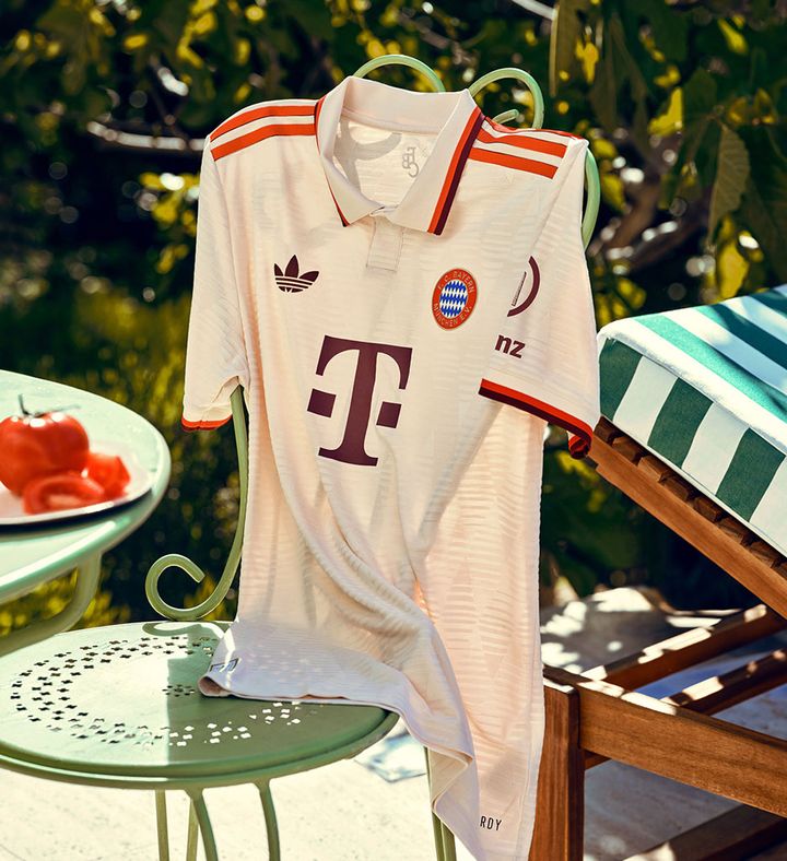 伊藤洋輝のバイエルン、新サードユニフォーム発表！「ミュンヘンだけどイタリア」なポロ襟デザイン