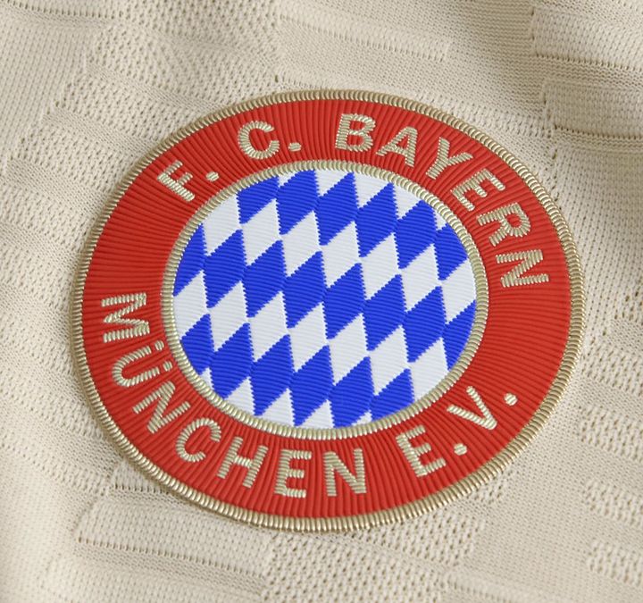 伊藤洋輝のバイエルン、新サードユニフォーム発表！「ミュンヘンだけどイタリア」なポロ襟デザイン