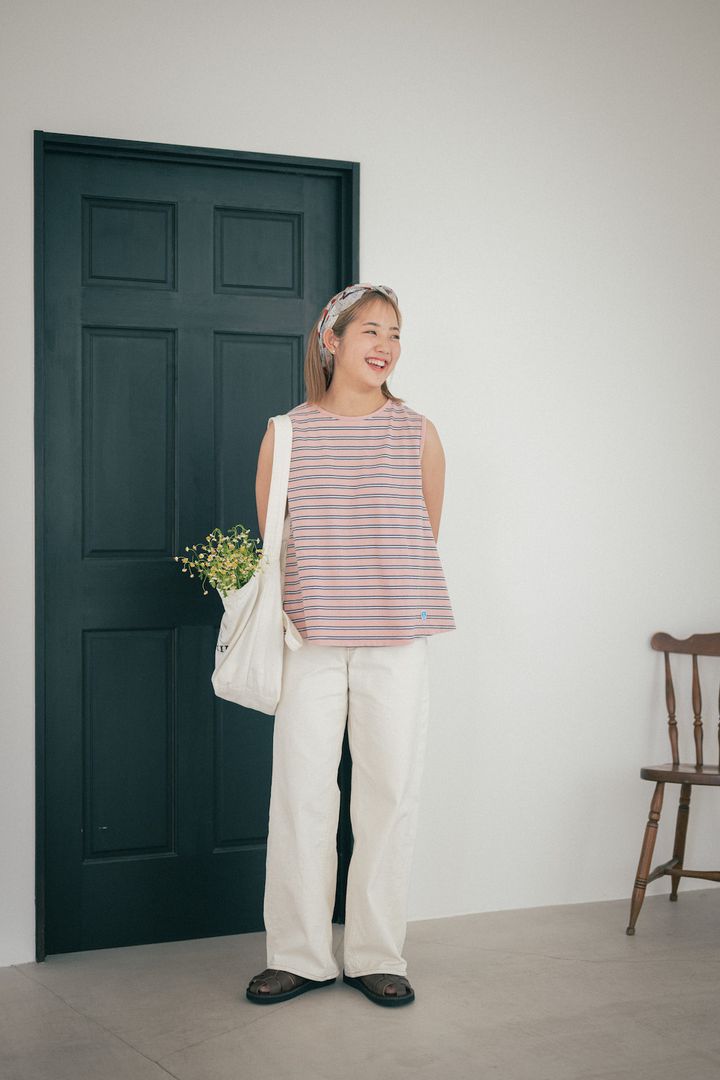 猛暑はノースリーブが必須！スカーフと色をリンクさせた小粋な着こなし【FUDGE FRIEND おしゃれさんの毎日コーディネート vol.415｜鈴木楽々】