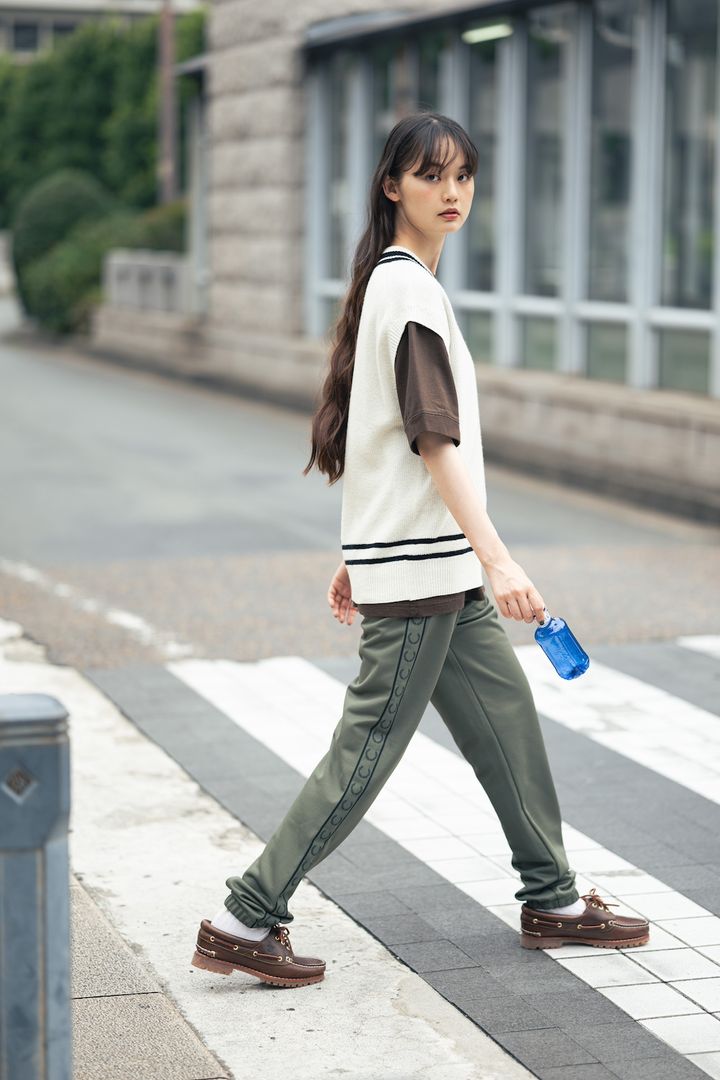 こなれた感じにみせるには？グリーンのトラックパンツを選ぼう【FUDGE 9月号連動企画-わたしがトラックパンツを好きなワケ-No.005】