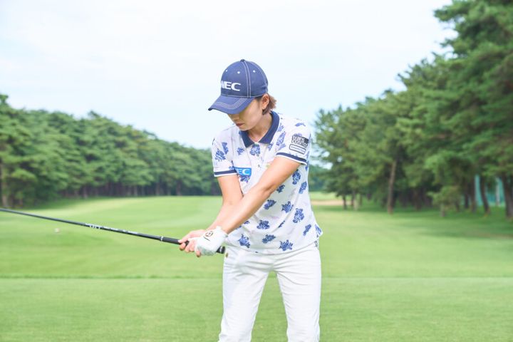 ドライバーで引っ掛けが出る原因は？女子プロがタイプ別で修正法を解説