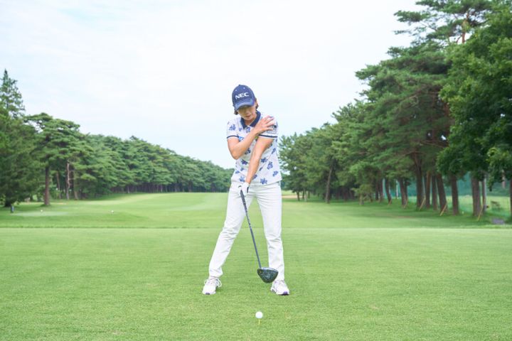 ドライバーで引っ掛けが出る原因は？女子プロがタイプ別で修正法を解説