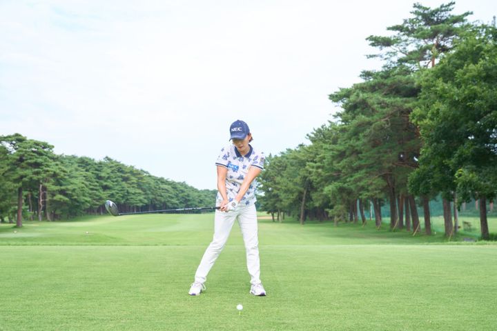 ドライバーで引っ掛けが出る原因は？女子プロがタイプ別で修正法を解説