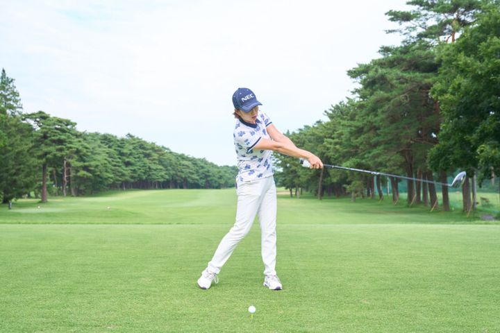 ドライバーで引っ掛けが出る原因は？女子プロがタイプ別で修正法を解説