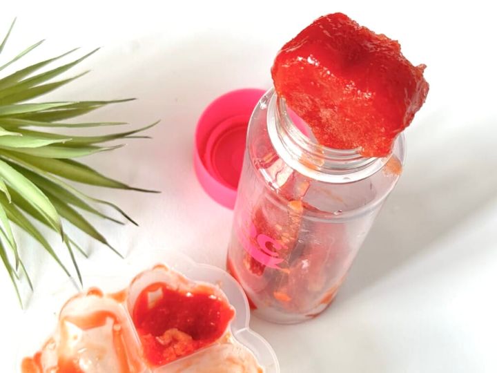 冷凍スムージー、フルッテの作り方。カップにキューブを入れている様子