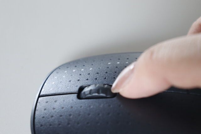 ダイソー 無線マウス（乾電池式、3ボタン、ドット） ホイール