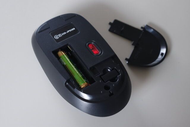 ダイソー 無線マウス（乾電池式、3ボタン、ドット） 電池