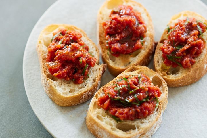 良く冷えたスパークリングと合わせたいトマトの“ブルスケッタ”