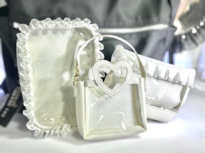 ダイソーの「フリル付スクエア バッグチャームポーチ」「フリル付舟形ポーチ」「ハートバッグチャームポーチ」