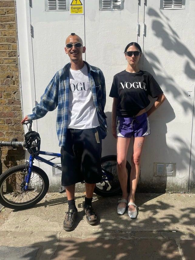 FINAL FANTASY XIV × VOGUE JAPAN Tシャツ ブラック ¥9,240／VOGUE COLLECTION FINAL FANTASY XIV × VOGUE JAPAN Tシャツ ホワイト ¥9,240／VOGUE COLLECTION 〈左・Shohei〉シャツ／SOUTHPOLE（古着） ボトムス／INTERSTATE（古着） ソックス／ UNIQLO シューズ／ADIDAS サングラス／ノーブランド 〈右・Jen〉ボトムス／NIKE（古着） シューズ／ヴィンテージ サングラス／OAKLEY