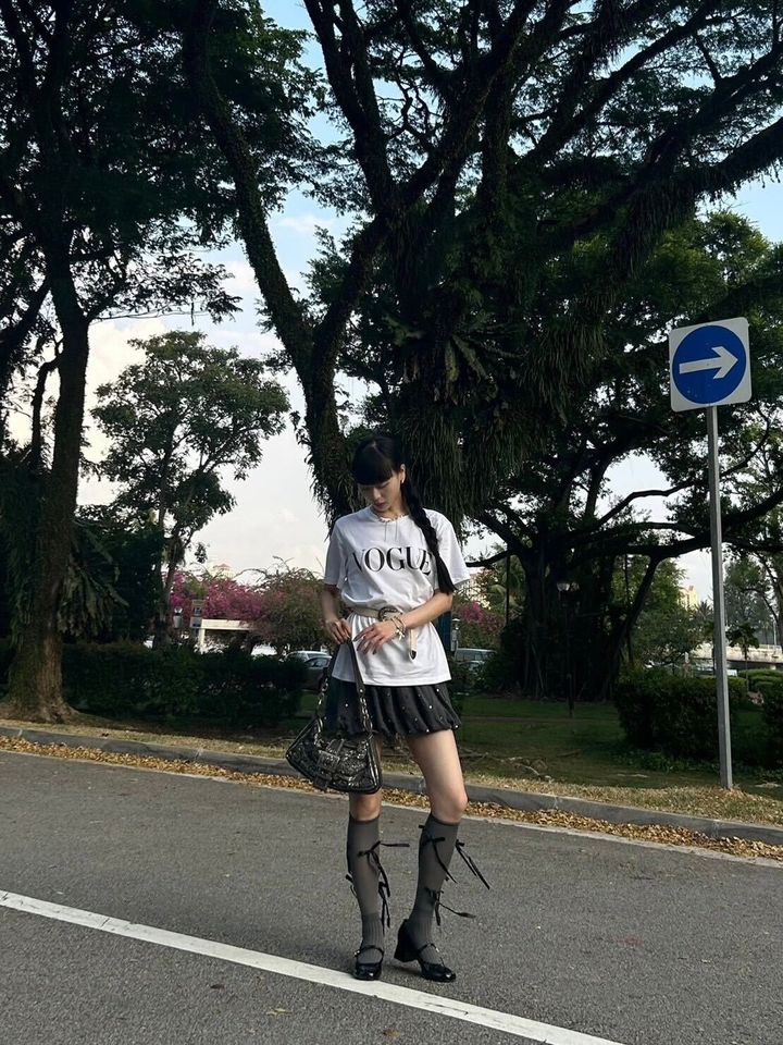 FINAL FANTASY XIV × VOGUE JAPAN Tシャツ ホワイト ¥9,240／VOGUE COLLECTION シューズ／CHARLES & KEITH その他すべて古着