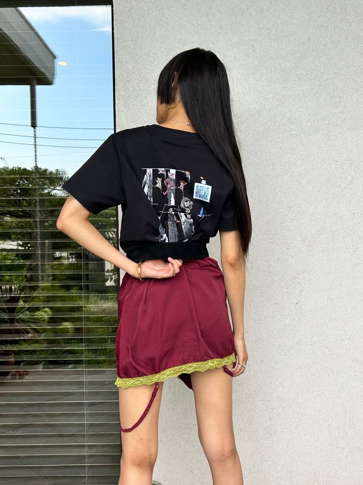 FINAL FANTASY XIV × VOGUE JAPAN Tシャツ ブラック ¥9,240／VOGUE COLLECTION ワンピース／友人からのお下がり ベルト／祖母からのお下がり ジュエリー／TALANTO