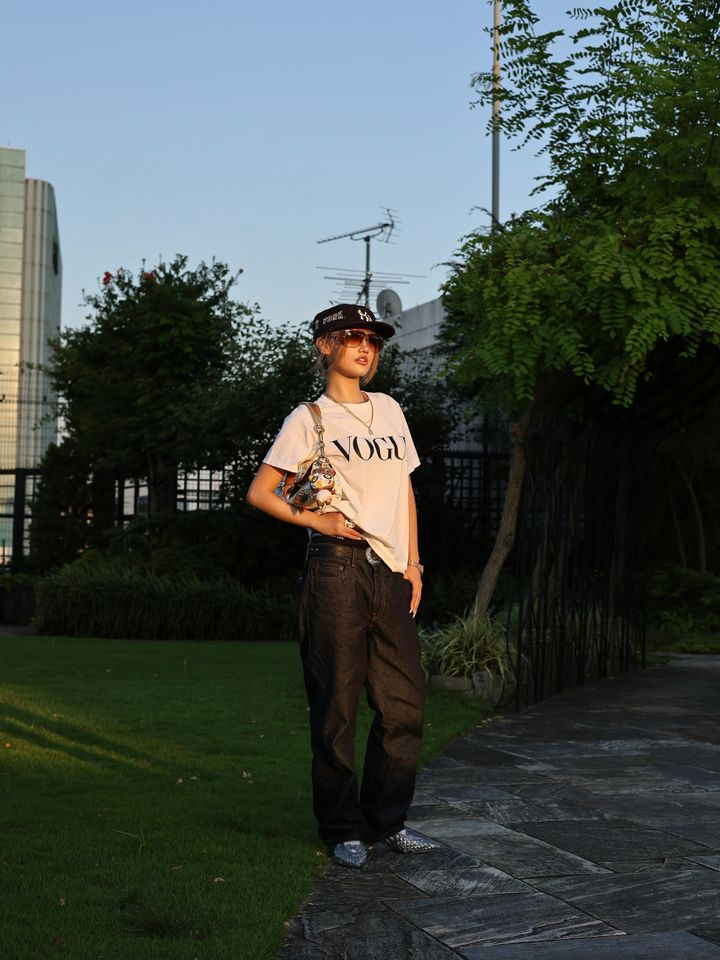 FINAL FANTASY XIV × VOGUE JAPAN Tシャツ ホワイト ¥9,240／VOGUE COLLECTION ボトムス／古着 バッグ／LOUIS VUITTON シューズ／Y/PROJECT x MELLISSA キャップ／AIME LEON DORE サングラス／CAZAL リング／CHROME HEARTS, CARTIER Photo_juJUN