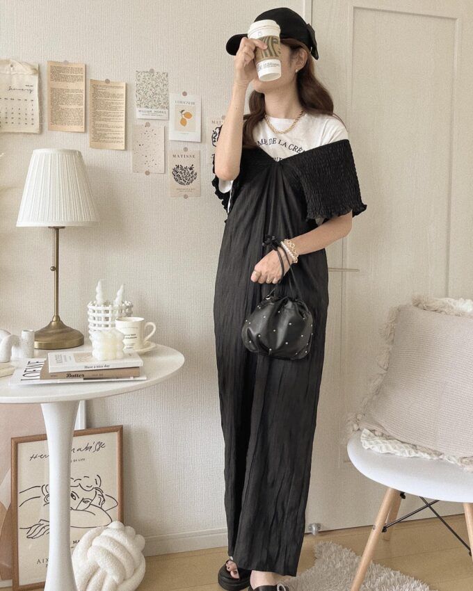 Availのブラックの「ワッシャーシャーリングオールインワン」×ロゴTシャツ