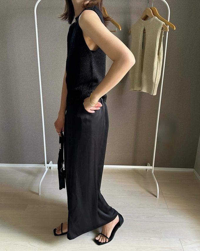 Availのブラックの「バックオープンプルオーバー」×マーメイドスカート