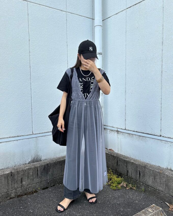 Availのグレーの「チュールシャーリングワンピース×スクエアロゴプリントTシャツ