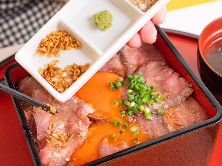 薬味左端上段・ガーリックチップ、下段・フライドオニオン