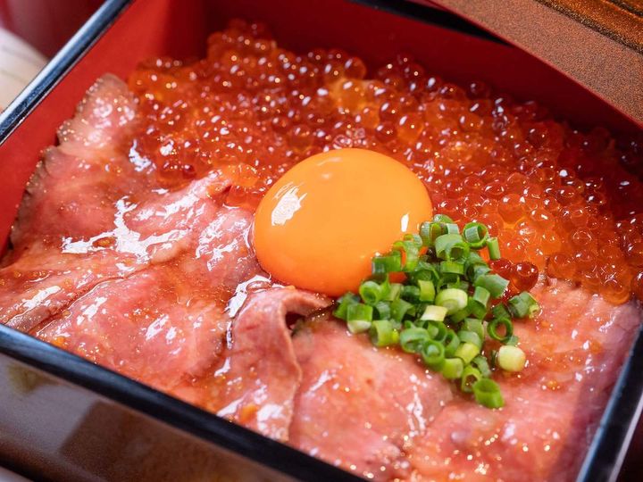 「牛&いくらひつまぶし重（2種）」 1980円 ※薬味、ひつまぶしだし、味噌汁、お新香付き