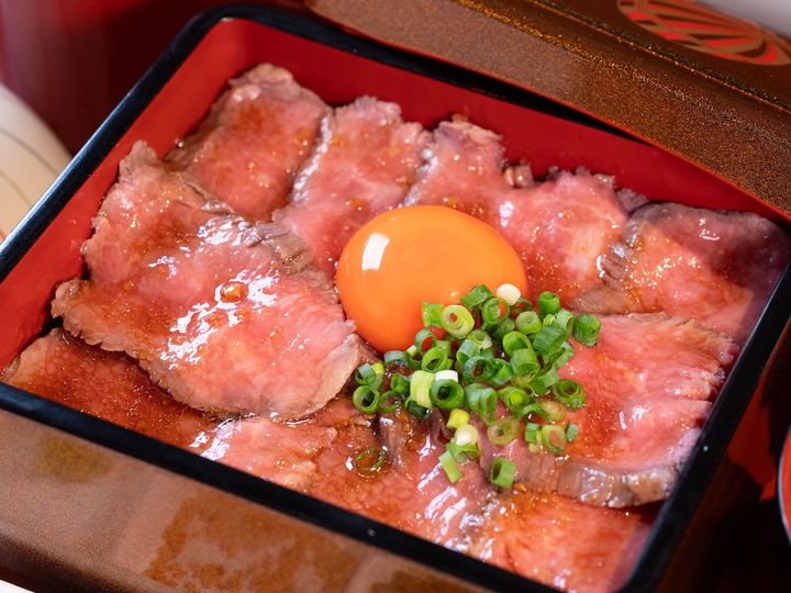 「牛ひつまぶし重（ローストビーフ）」 1000円 ※薬味、ひつまぶしだし、味噌汁、お新香付き