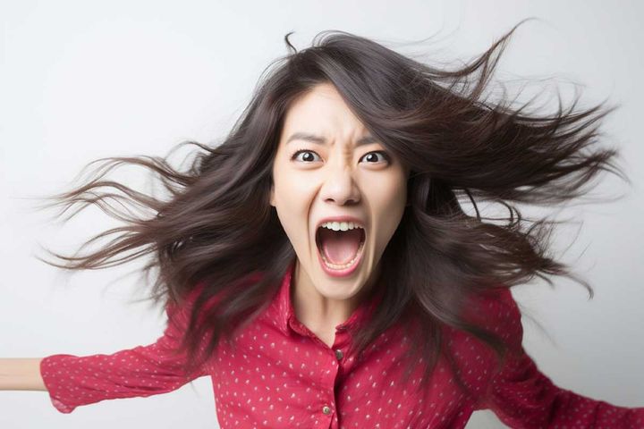 怒って暴言を繰り出す女性のイメージ