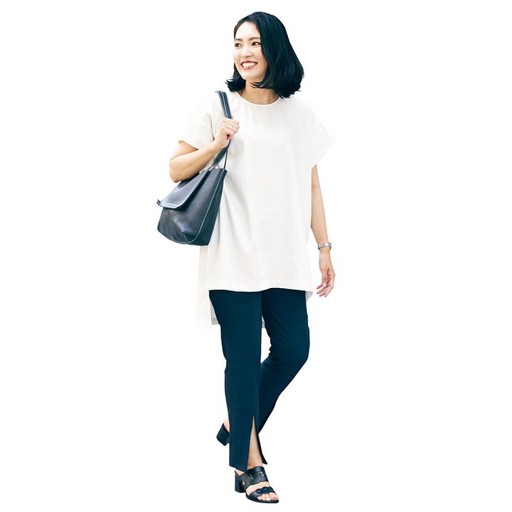 二の腕や腰回りをカバーするル フィルのトップスにキレイめパンツを合わせたコーデ