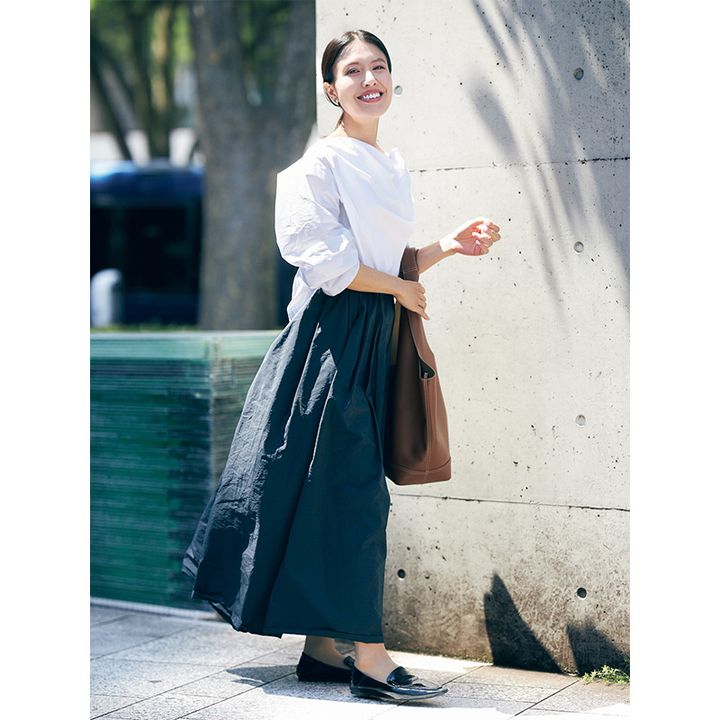 ザラの白トップスにリネン見えするスカートを合わせた夏のオシャレコーデ