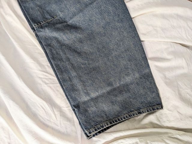バレルレッグジーンズの裾部分