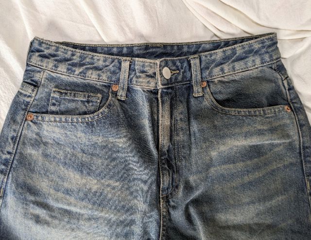 バレルレッグジーンズのウエスト部分の前側