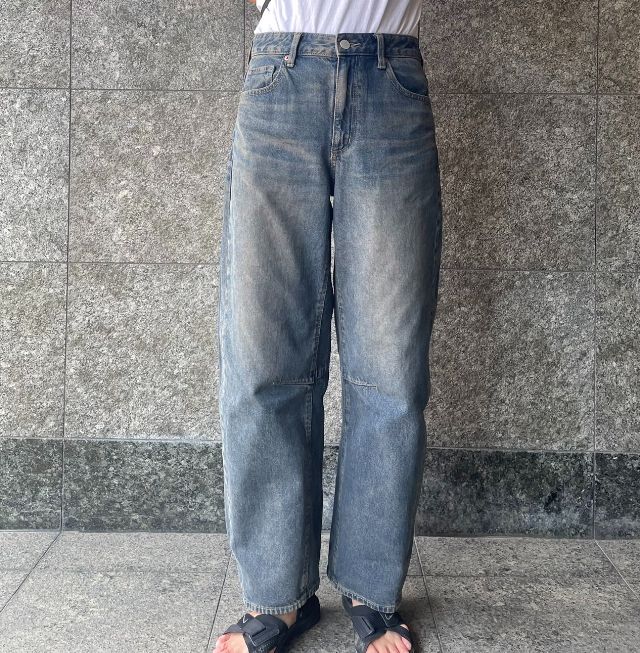 バレルレッグジーンズを穿いている