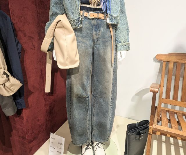 バレルレッグジーンズを着たマネキン
