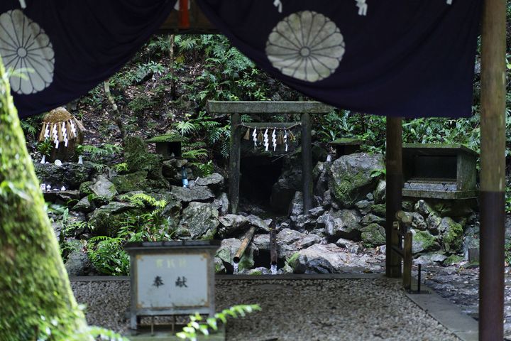 恵利原の水穴（天の岩戸）