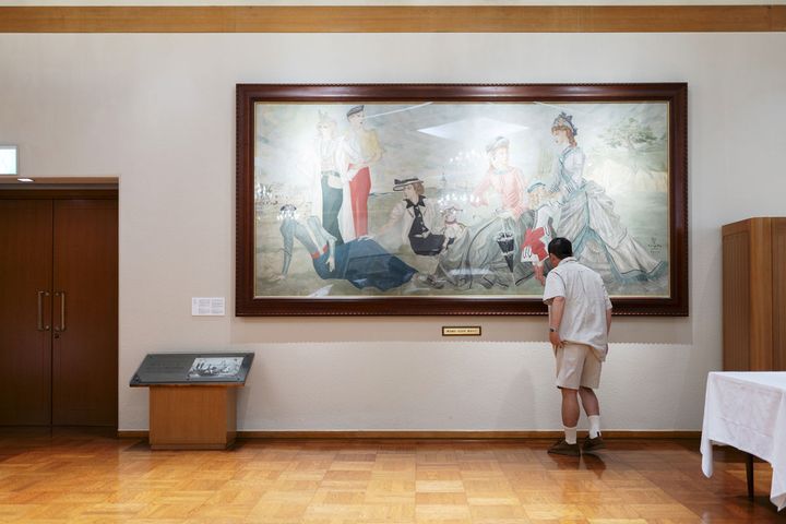 ザ クラシックのメインダイニング「ラ・メール ザ クラシック」に展示されている藤田嗣治「野あそび」