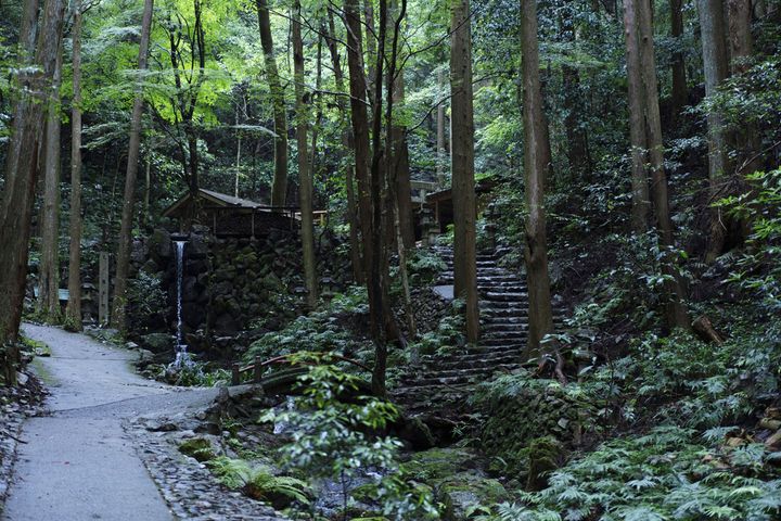 恵利原の水穴（天の岩戸）