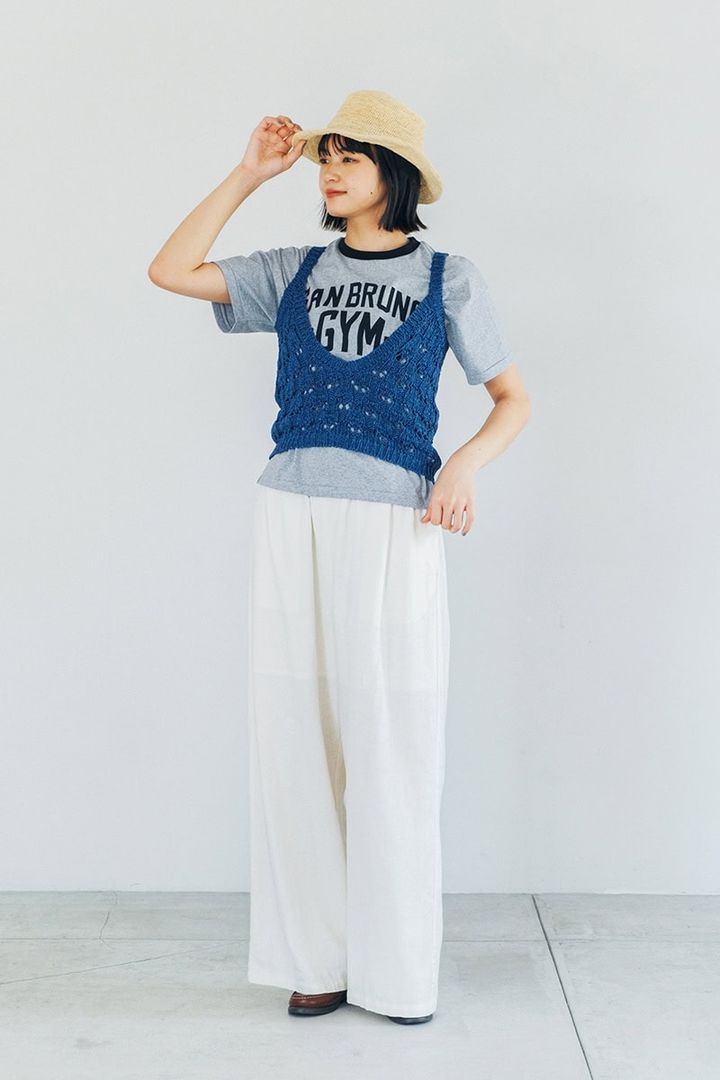 ベストを重ねてシンプルすぎない装いに