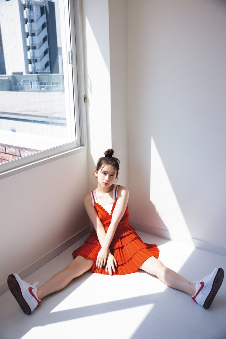 畑芽育さんが着こなす♡ 真っ赤な肌見せワンピ―スコーディネート