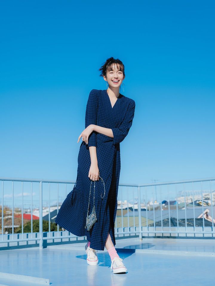 佐藤栞里さんがまとう！ ネイビー＆Vネックのワンピースコーディネート