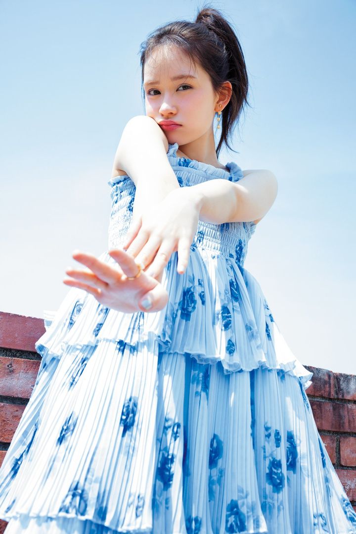 畑芽育さんが魅せる♡ 動くたびにドラマな水色ワンピ―スコーディネート