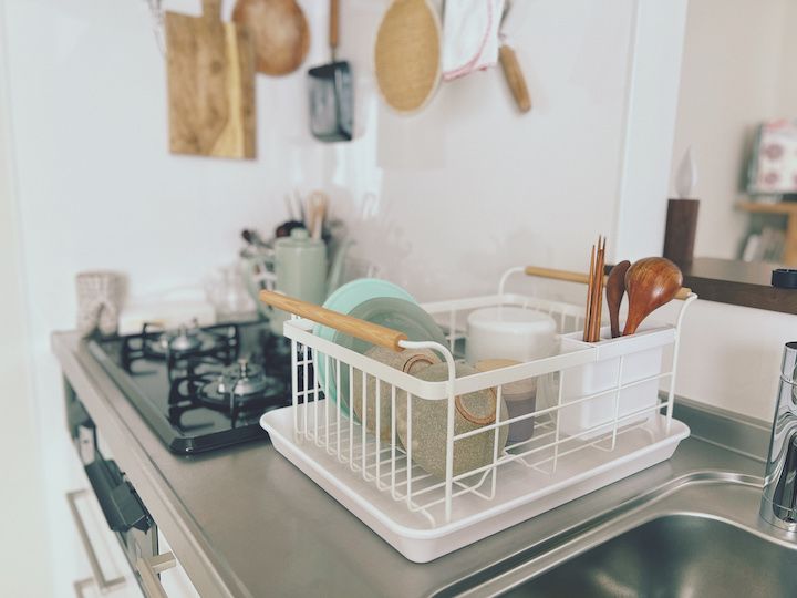 《野田琺瑯》の持ち手付きストッカーで洗い物の手間が減る…おしゃれなお家のセンスのいいキッチン雑貨