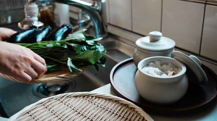 《野田琺瑯》の持ち手付きストッカーで洗い物の手間が減る…おしゃれなお家のセンスのいいキッチン雑貨