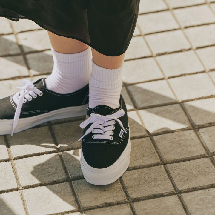 甘めデザインのブラックワンピースを《VANS》で気負わずに着る。【マイスタンダードブック】
