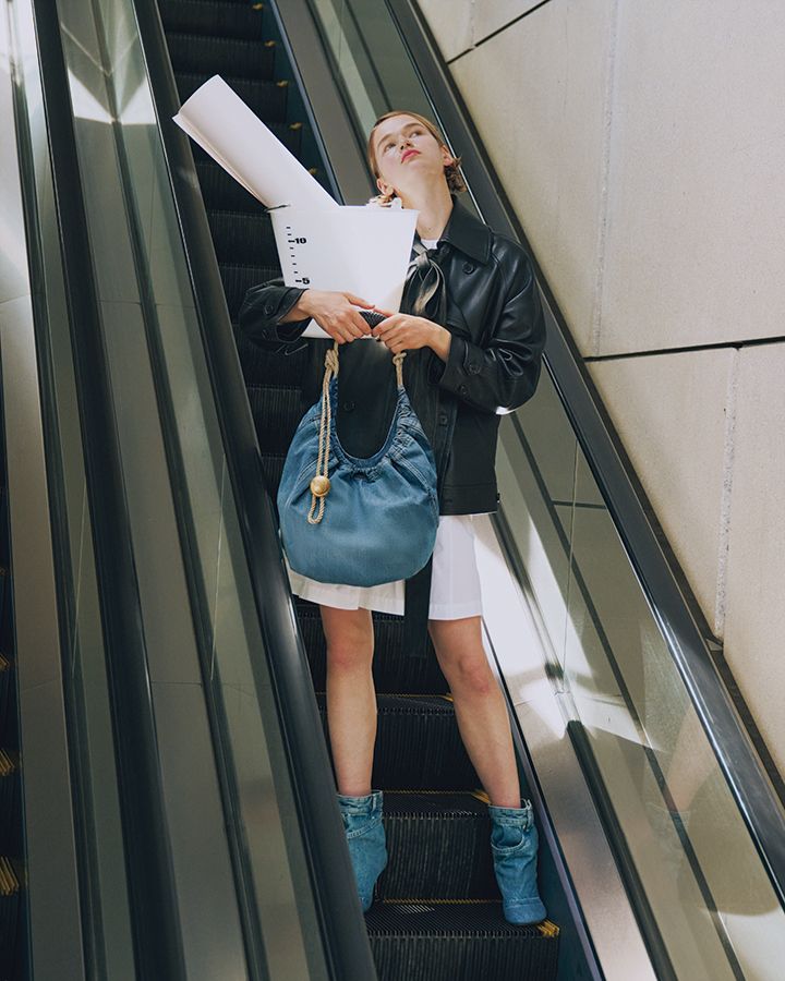 デニム素材の《ロエベ》のスクイーズがかわいすぎ【本日のFUDGE GIRL-8月16日】