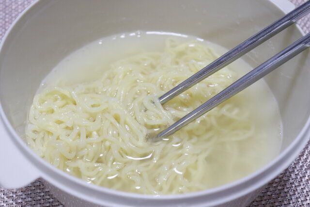 ダイソー 電子レンジでお手軽ラーメン 調理工程