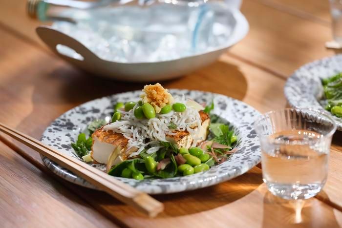 ボリューム満点の「焼き厚揚げとエダマメの和風ホットサラダ」