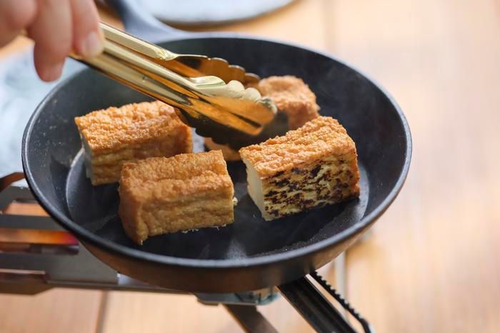 スキレットで厚揚げを焼いている様子