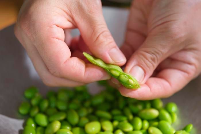 枝豆をさやから出している様子