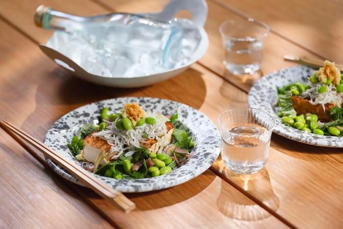 「焼き厚揚げとエダマメの和風ホットサラダ」と冷酒