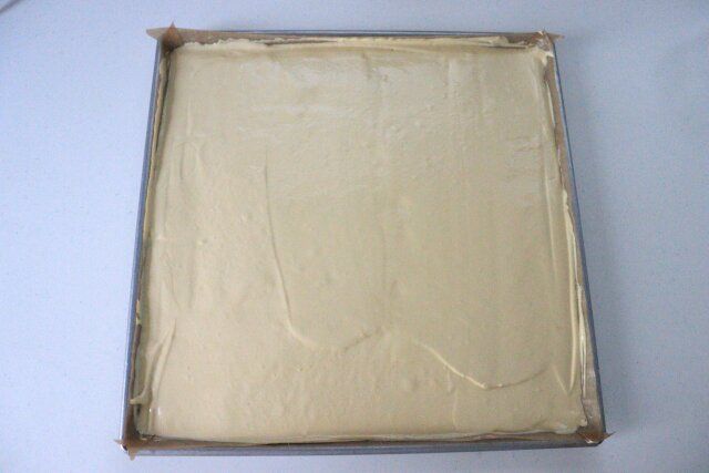 紙を敷いておいたロールケーキ天板に生地を入れる。